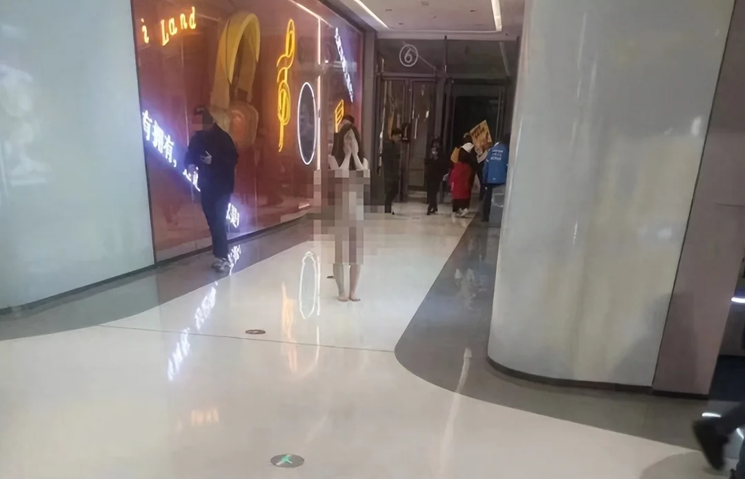辣眼！女子裸体现身武汉某商场，现场画面流出，评论区彻底沦陷